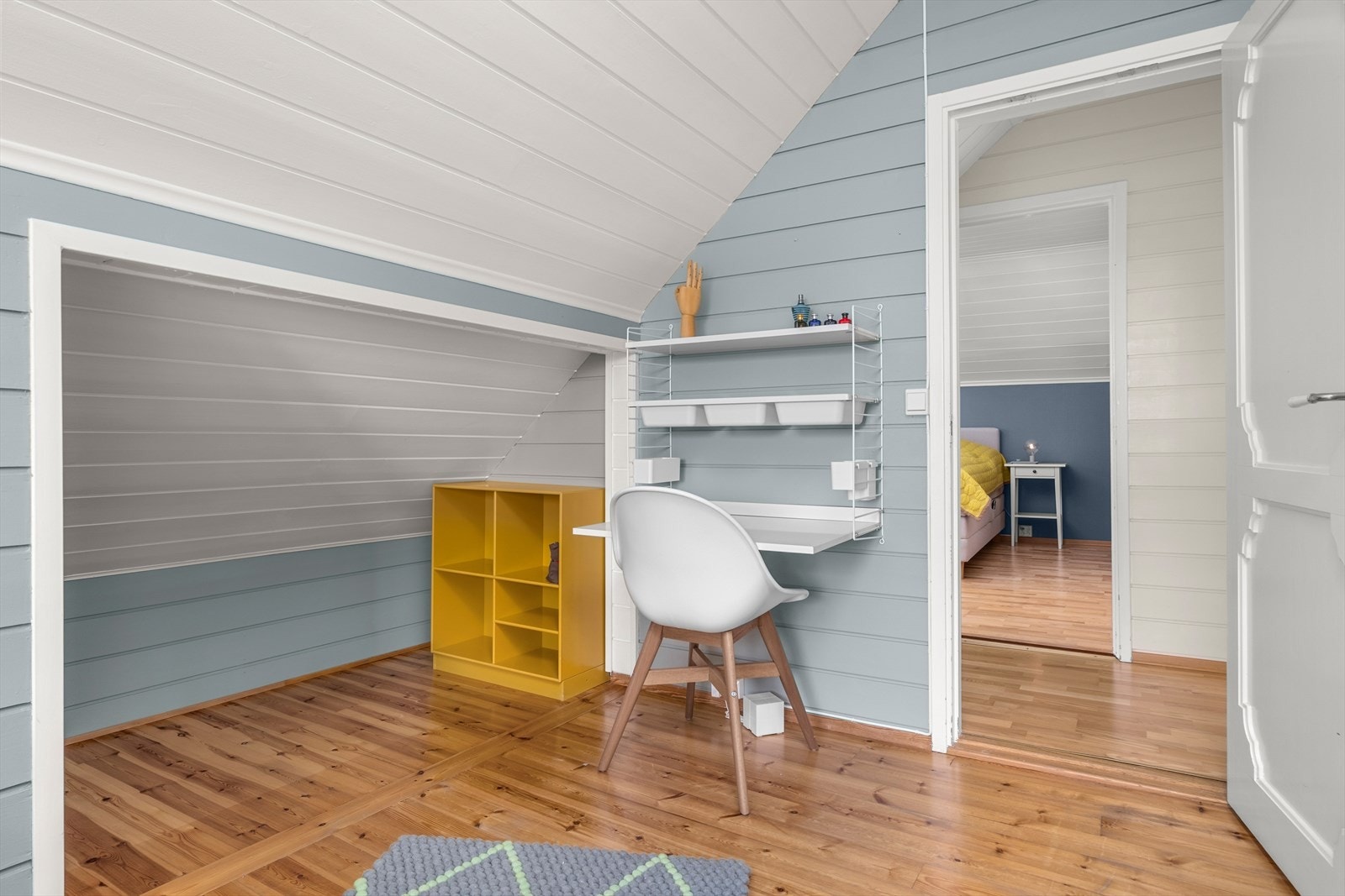 Praktisk lagring i knevegg gir smart utnyttelse av plassen. Galleribilde