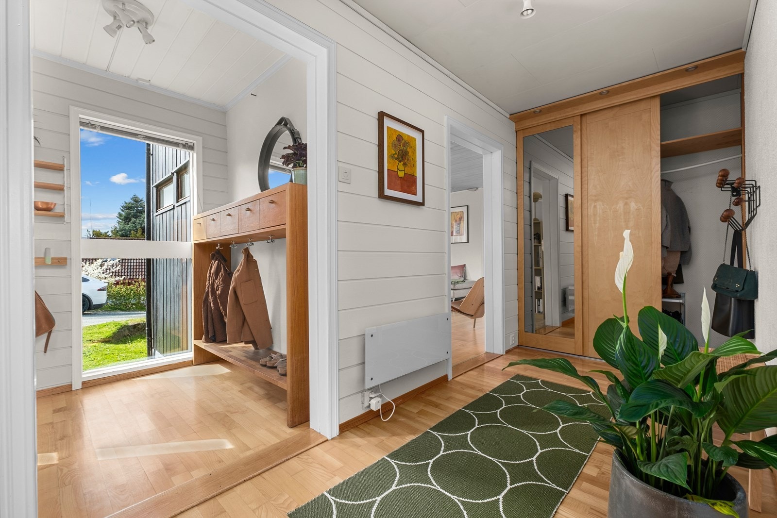 Innbydende og romslig gang på 10,5m² med skyvedørsgarderobe som gir god plass til lagring for hele familien. Galleribilde