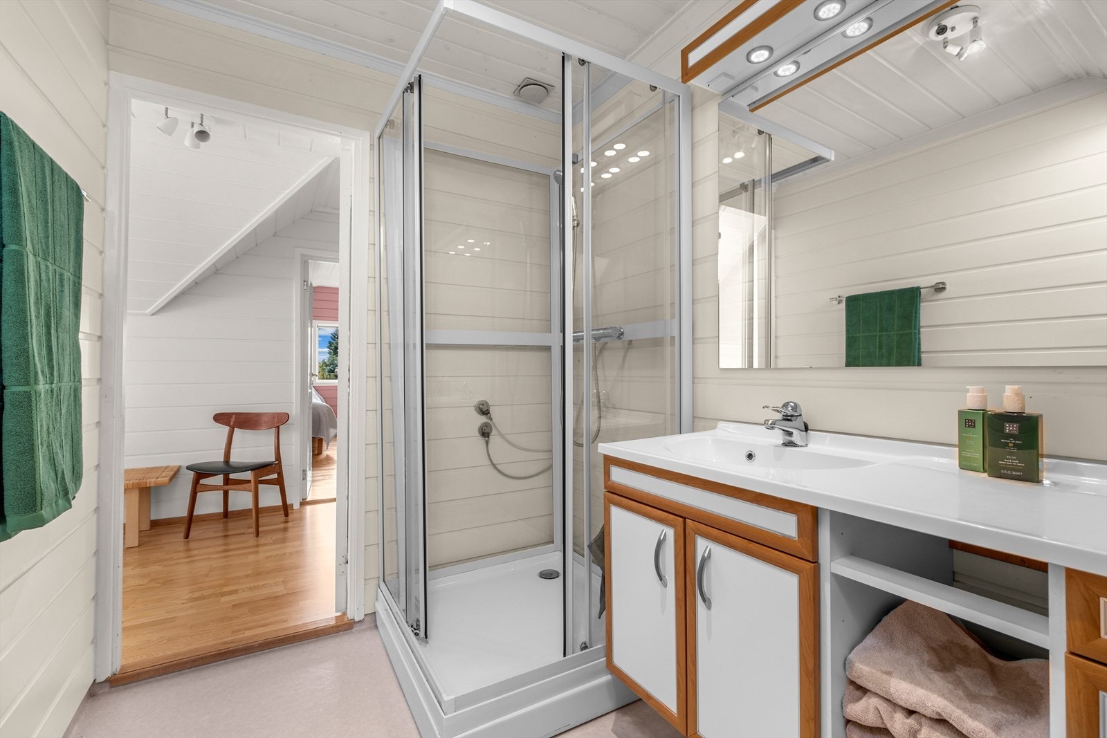 Badet byr på servant, skap, dusjkabinett og naturlig avtrekk. Galleribilde