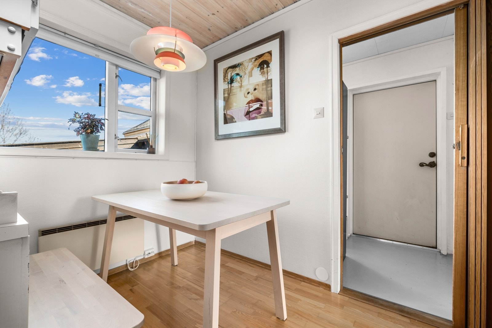 Bak kjøkkenet finner vi boligens praktiske vaskerom på 3,5m². Galleribilde