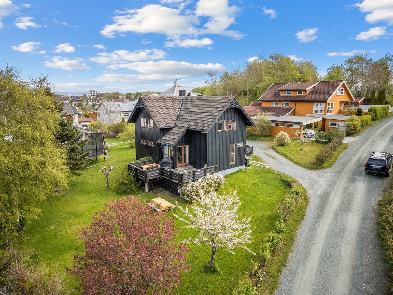 Boligen sokner til Lade barne- og ungdomsskole. Nærmeste barnehager blir Korsvika barnehage og Stabburet barnehage. Galleribilde