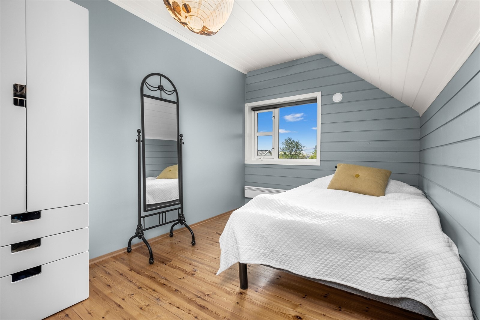 Videre får man to like store soverom vegg i vegg på 11m². Galleribilde