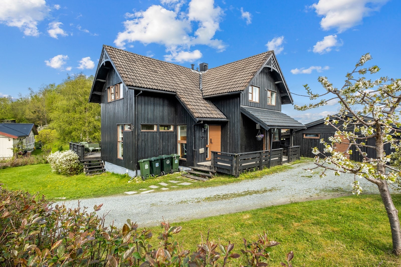 Eiendommen er idyllisk og går over 2 helplan pluss kjeller - huset fremstå sjarmerende med historisk arkitektur. Galleribilde