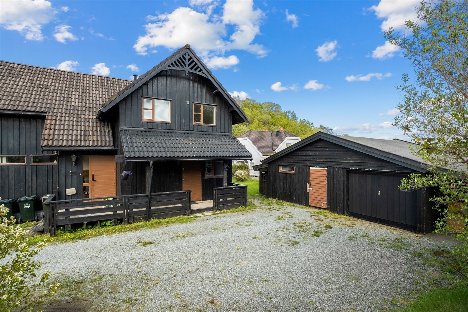 Garasjen og carporten ser sitt snitt for modernisering og utvidelse, men passer utmerket for lagring. Galleribilde