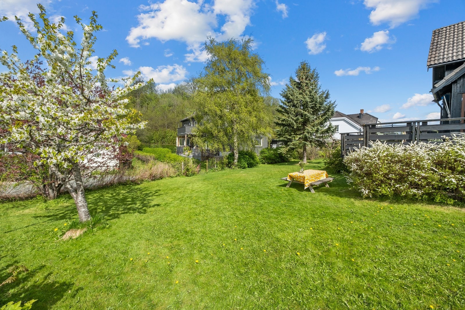 Videre får du en stor og frodig hage, noe som er perfekt for lek og aktivitet til barn. Galleribilde