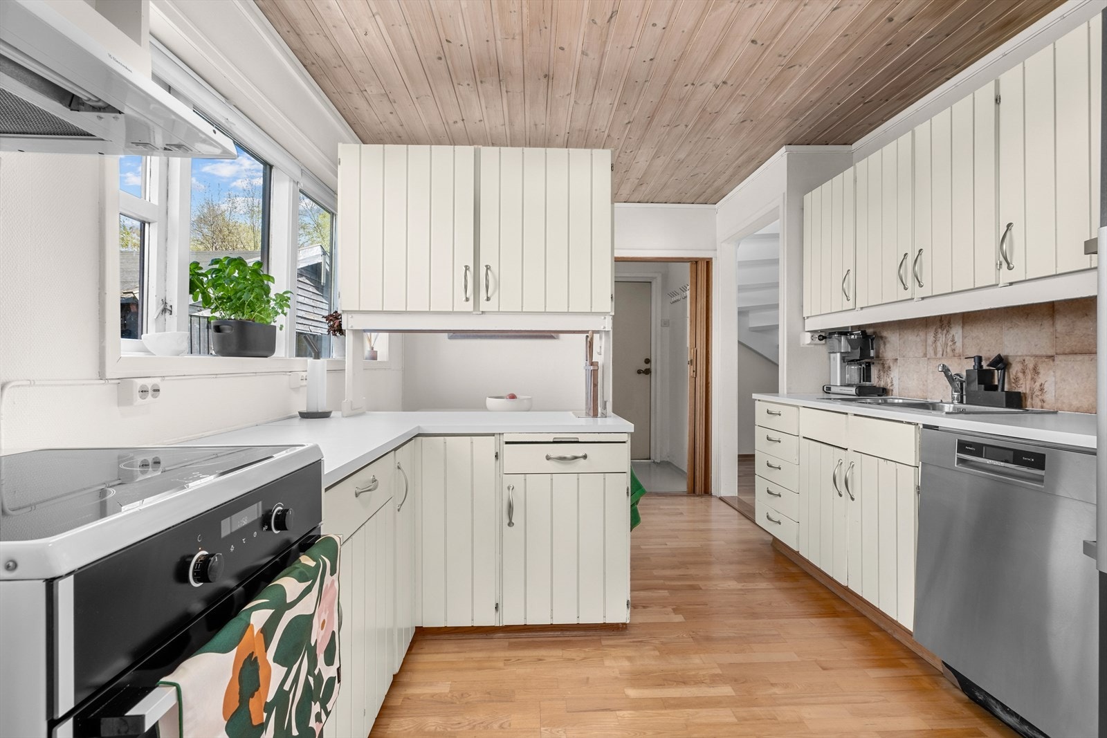 Kjøkkenet er praktisk adskilt fra stuen og måler 12m². Galleribilde