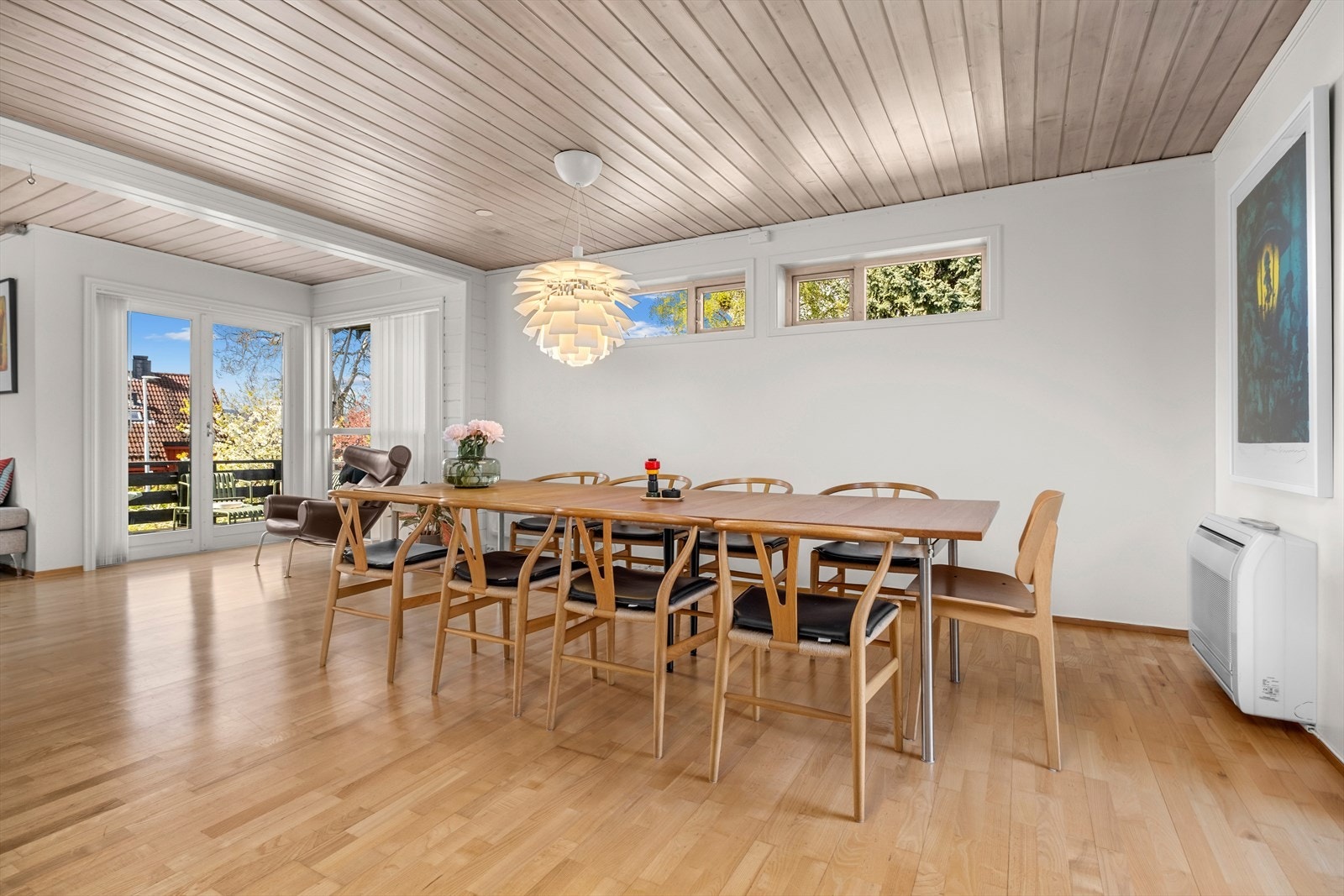 Store vindusflater fra flere himmelretninger gir rikelig med naturlig lys og du får en luftig atmosfære i stuen. Galleribilde