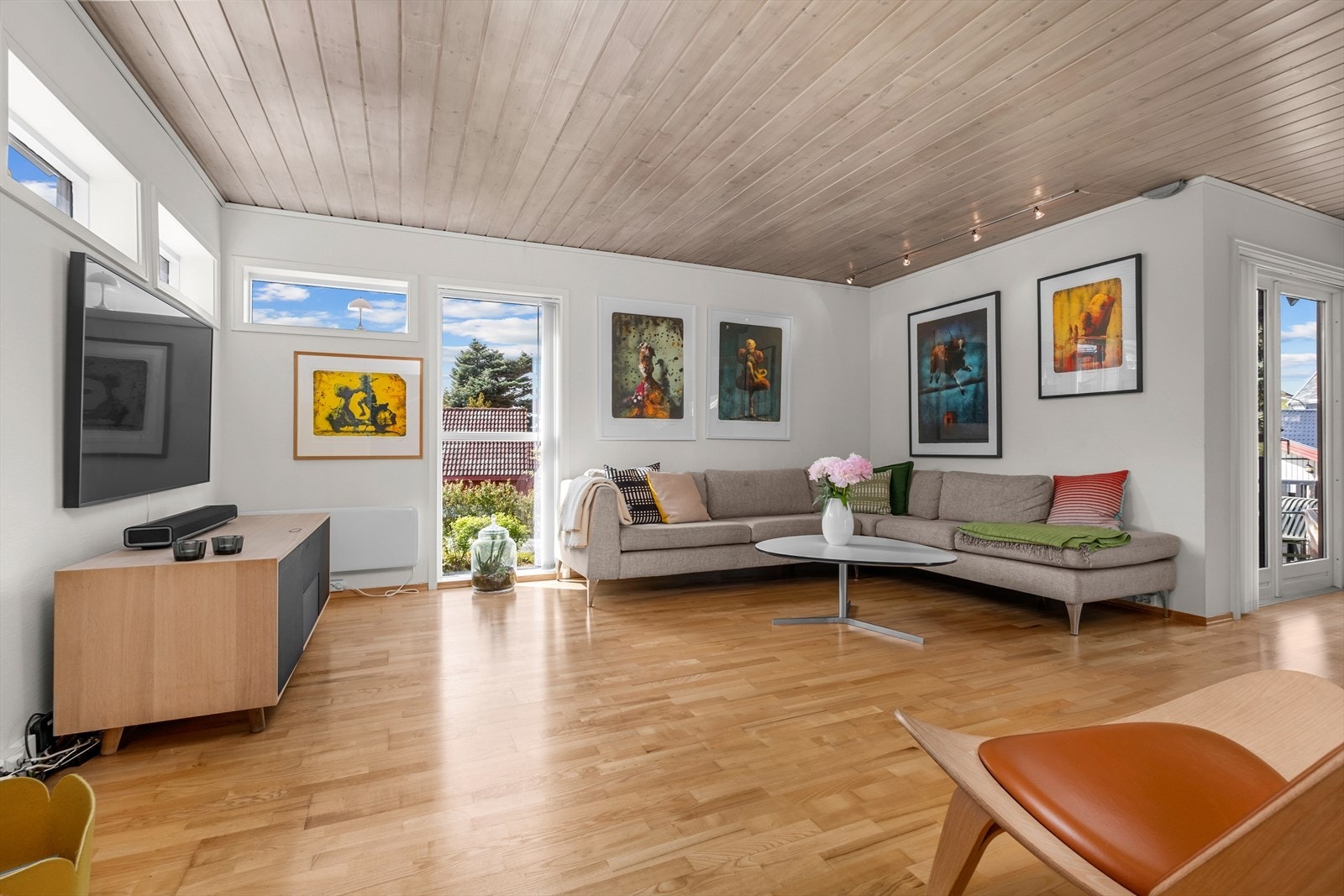 1. etasje består av stue, kjøkken, terrasse på begge sider av huset, vaskerom, gang og vindfang. Galleribilde