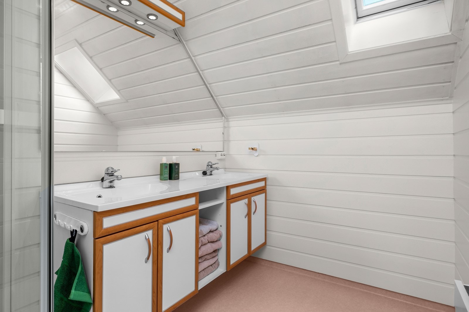 Baderommet er på 4,5m² og er praktisk plassert i forhold til soverommene. Galleribilde