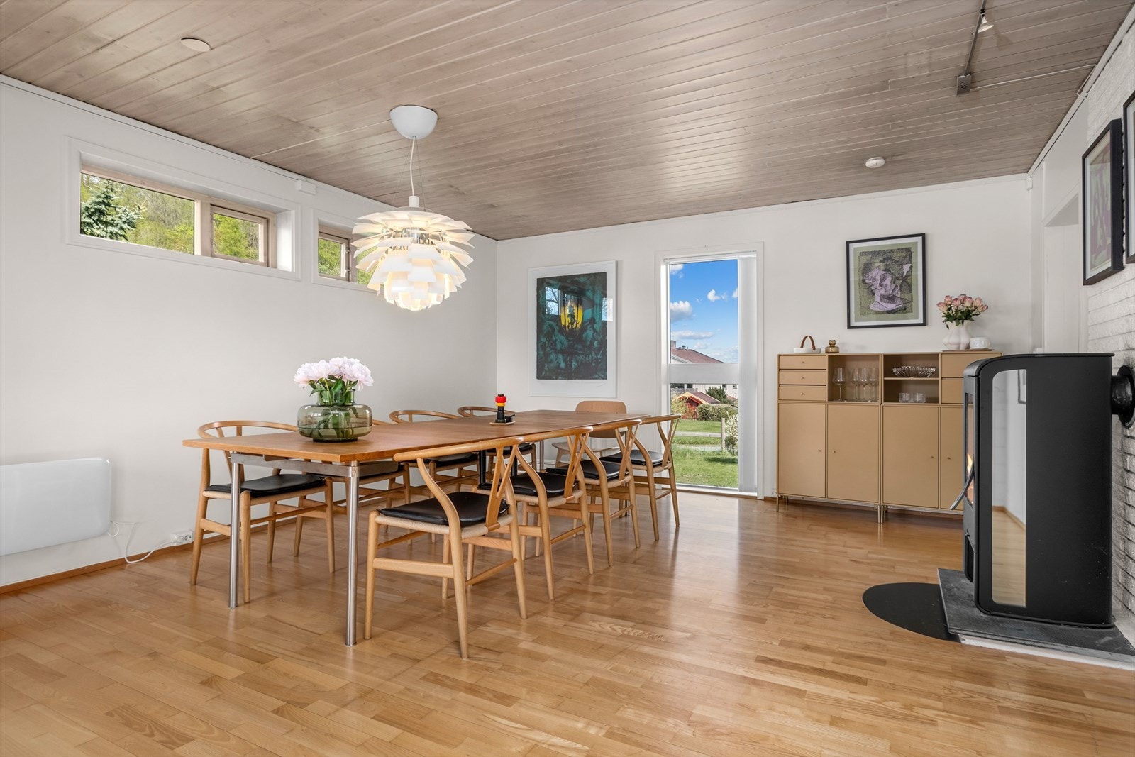 Etter dagens løsning får spiseseksjonen sin naturlige plassering mellom kjøkkenet og sofakroken. Galleribilde