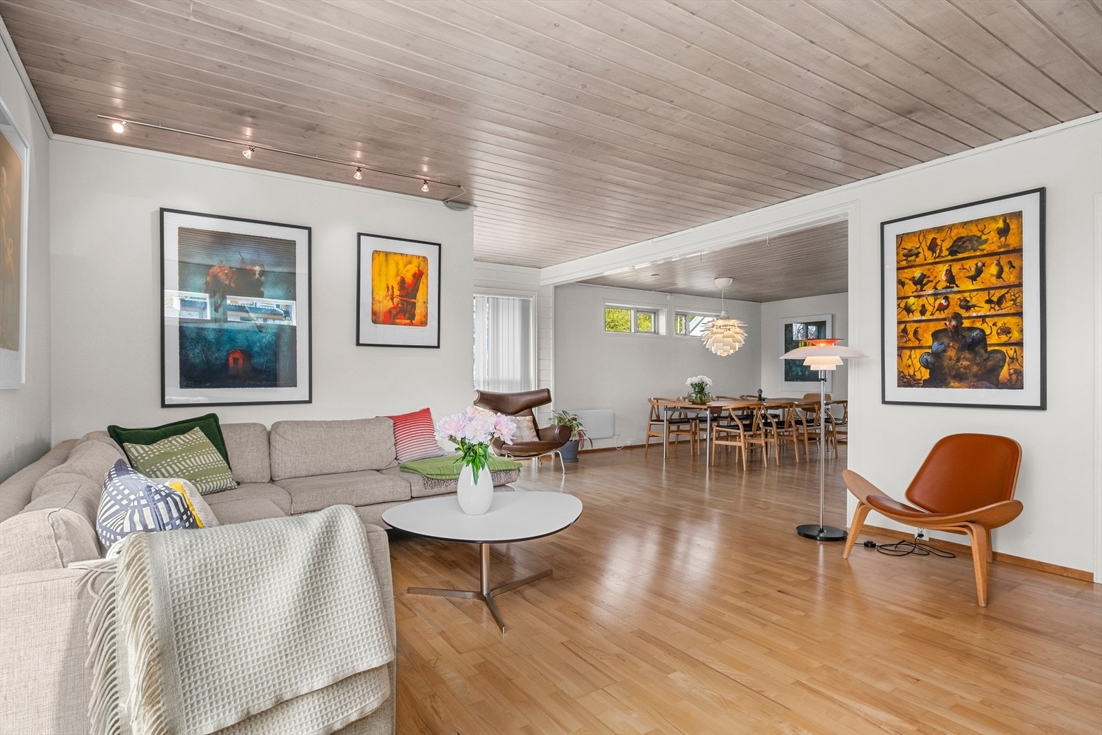 Stuearealet er på romslige 48,5m², noe som gir naturlig rom for møblering i ulike soner. Galleribilde