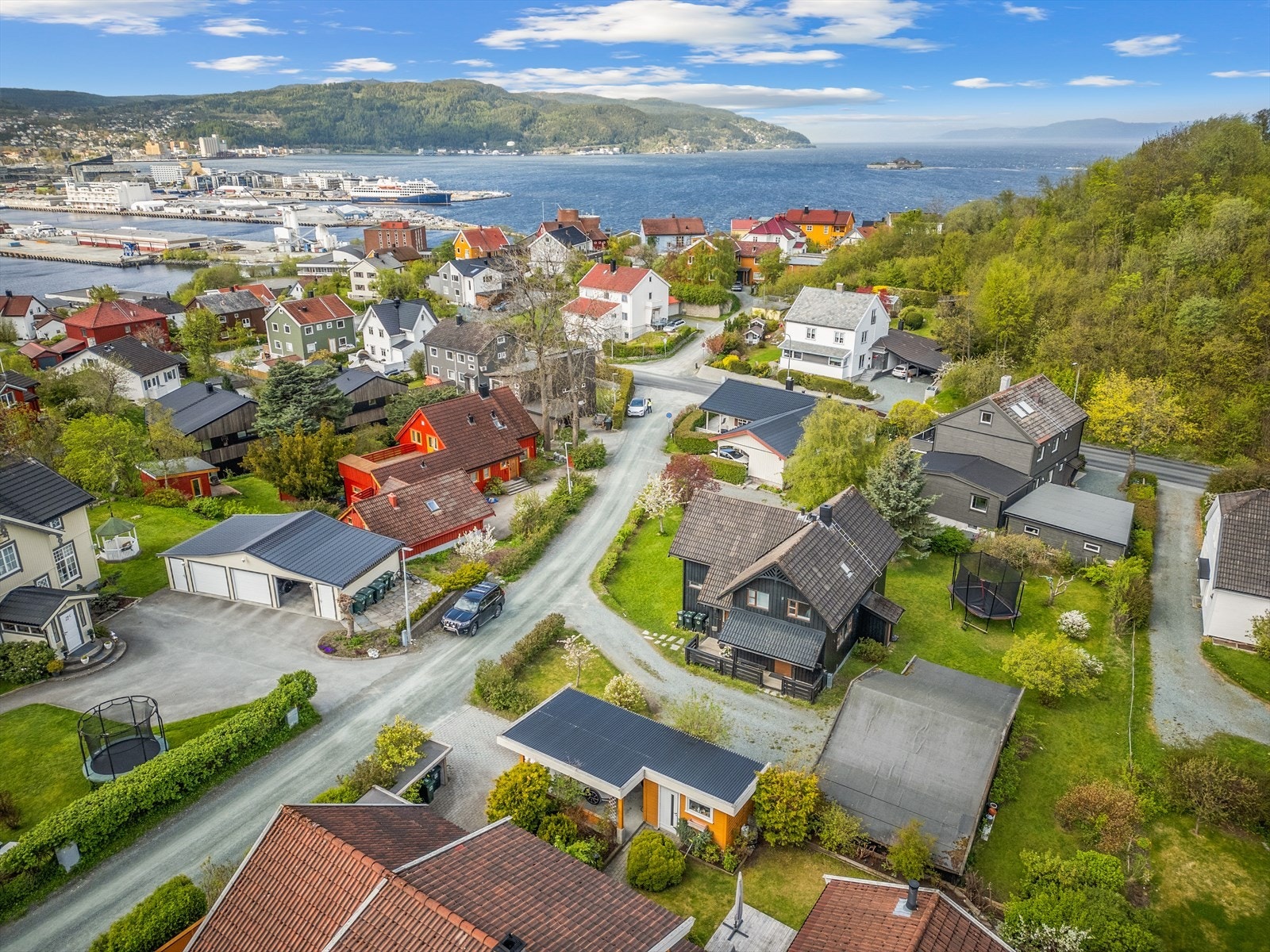 Her bor du tilbaketrukket, men med umiddelbar nærhet til Ladestien, badeplasser og har gangavstand til Trondheim sentrum. Galleribilde
