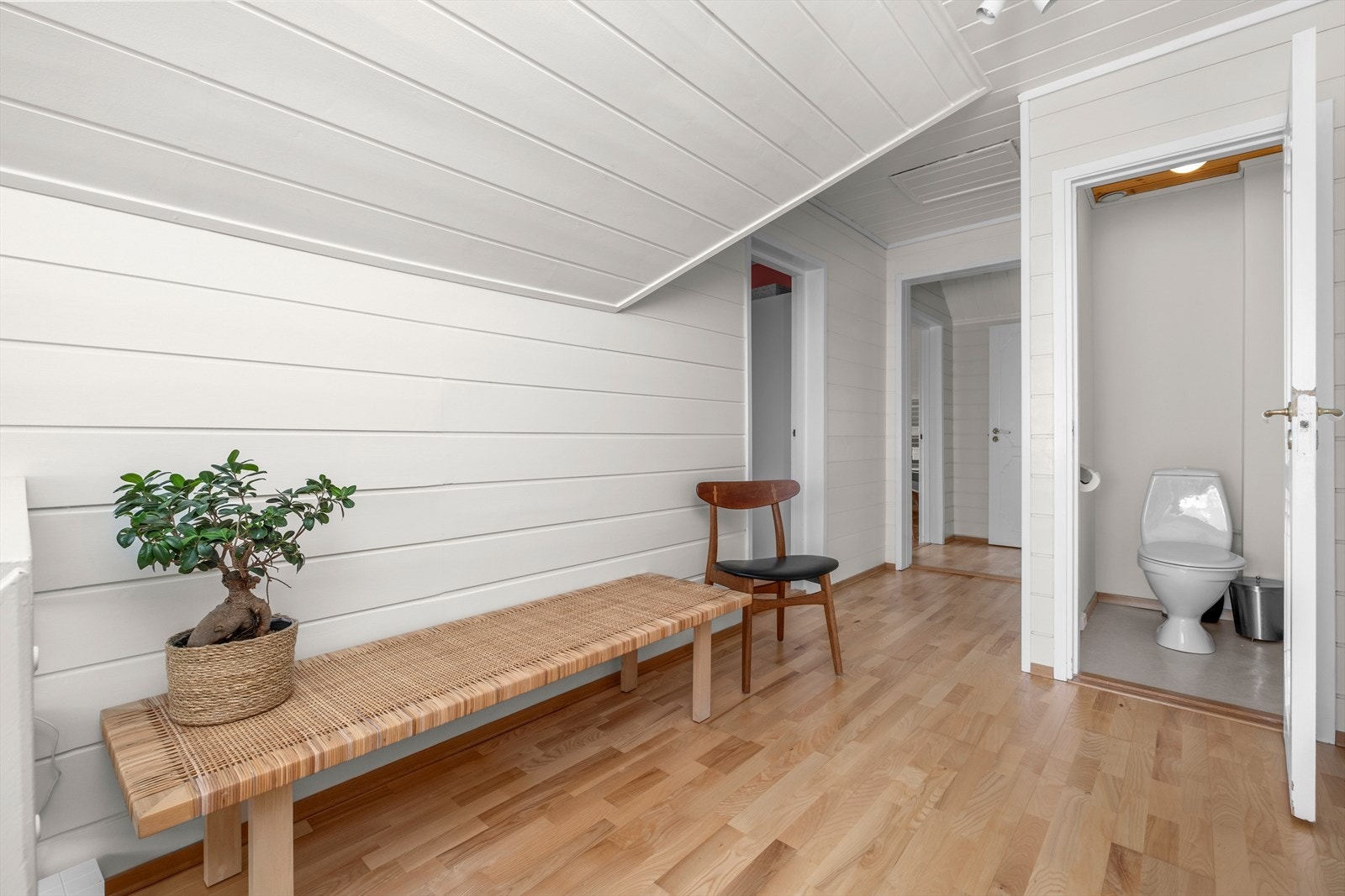 2. etasje består av fire soverom, bad, WC, kott og gang. Galleribilde