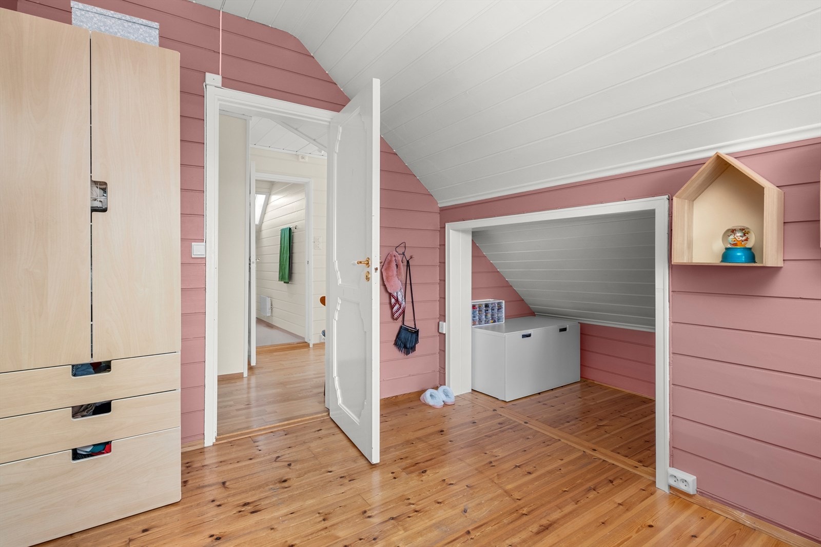 Her får du også lagringsmuligheter i knevegg. Galleribilde