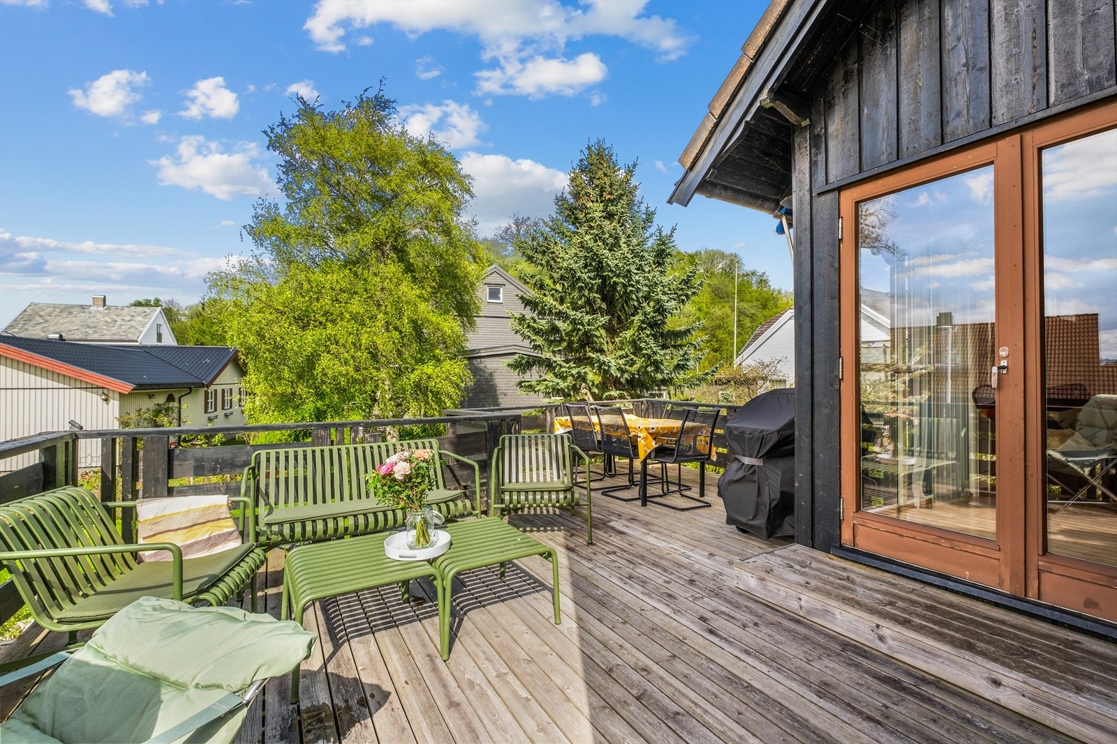 Det er solrike terrasser på begge sider av huset på hhv. 24,6m² og 11m². Galleribilde