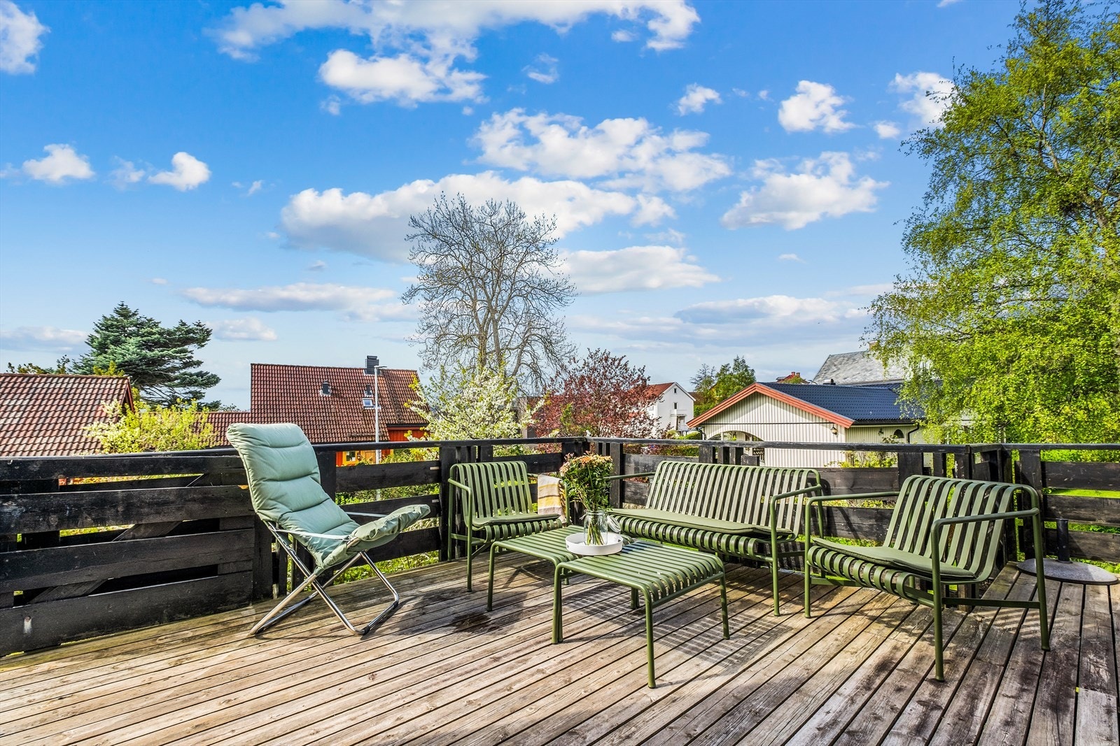 Her nyter du solen store deler av dagen og med terrassens størrelse gir dette flere møbleringsmuligheter etter eget ønske. Galleribilde