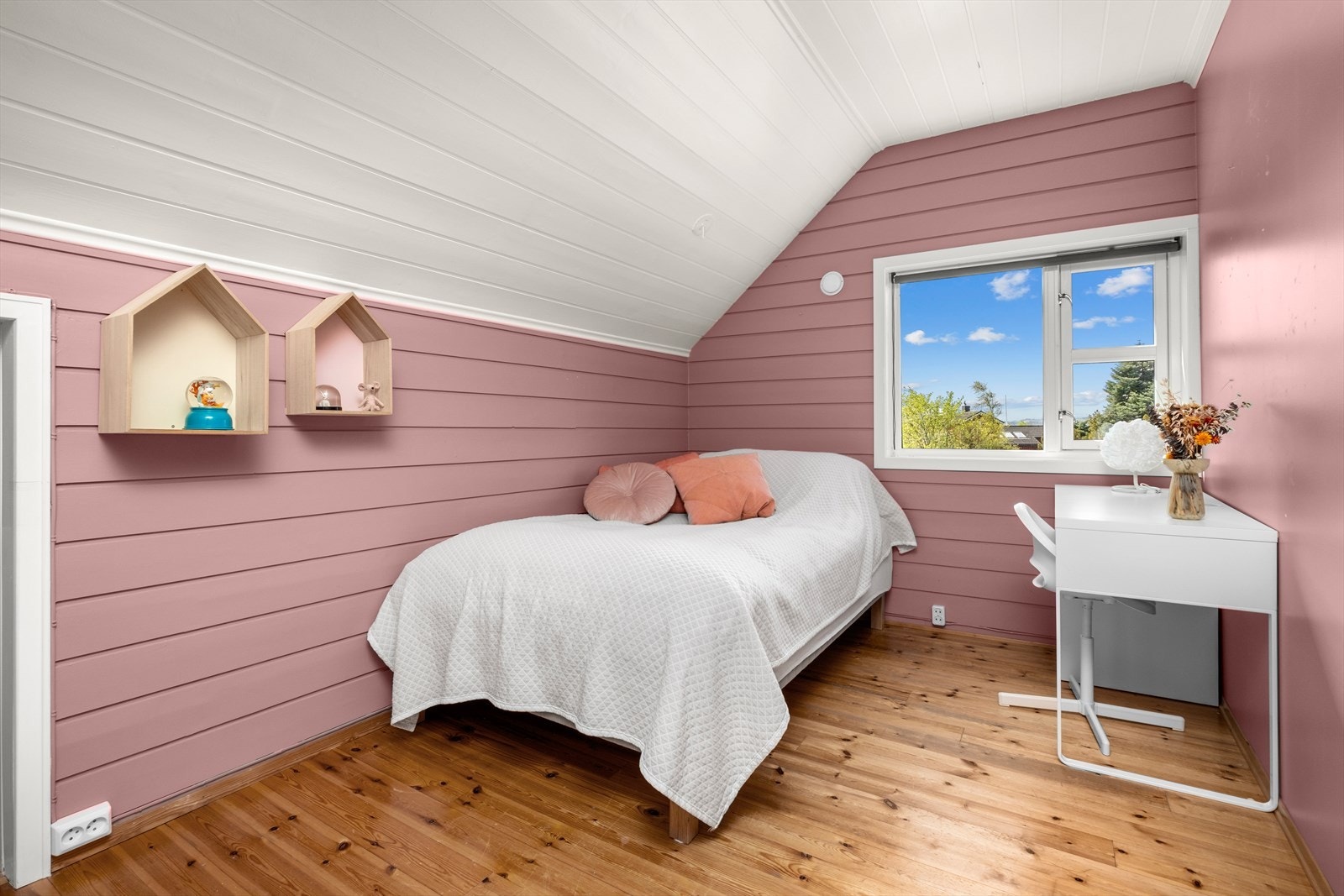 På samtlige rom i boligen får man god plass til dobbeltseng, nattbord og garderobeløsning. Galleribilde