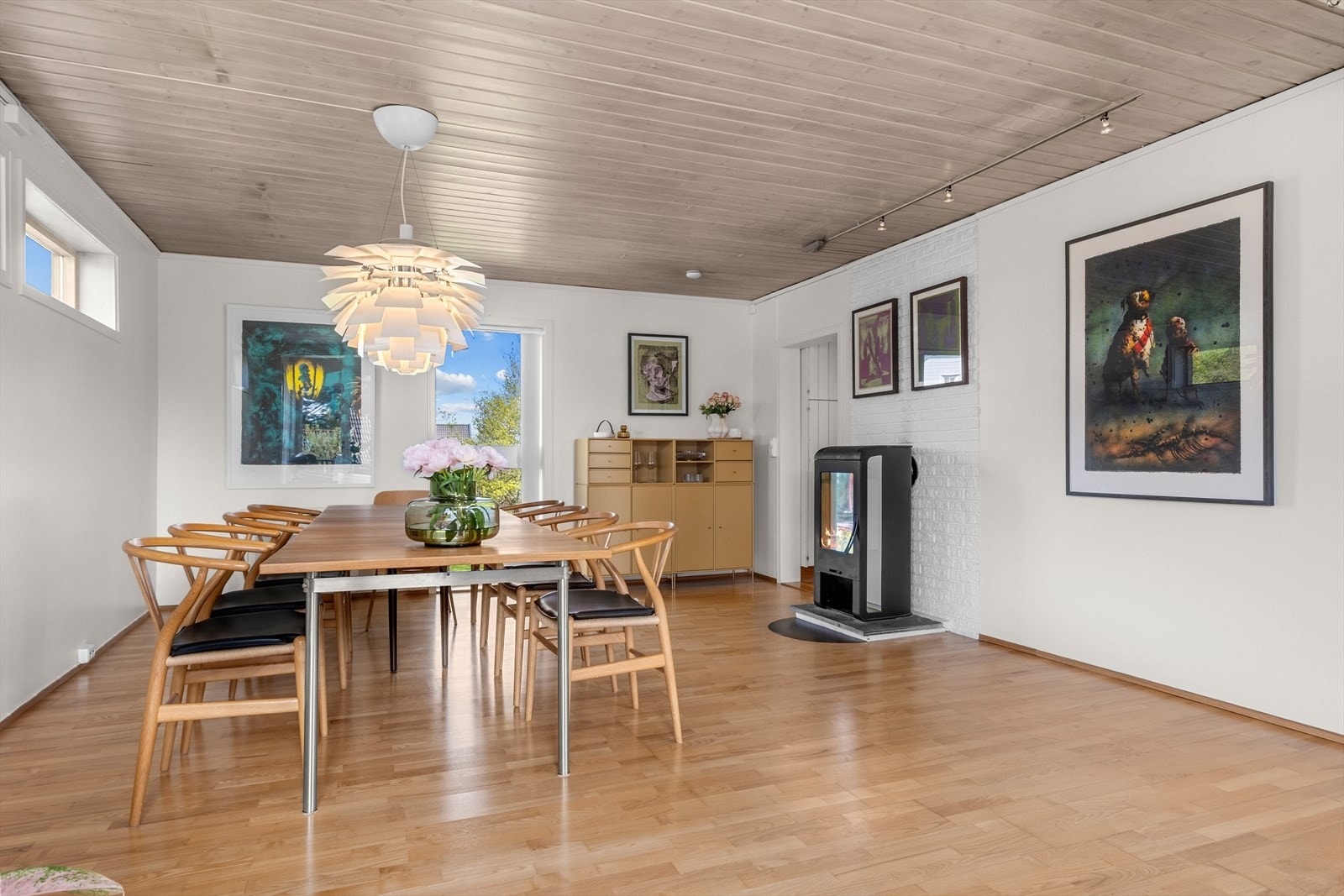 Boligen varmes opp via elektrisitet, varmepumpe og vedfyring, noe som sørger for et behagelig inneklima. Galleribilde