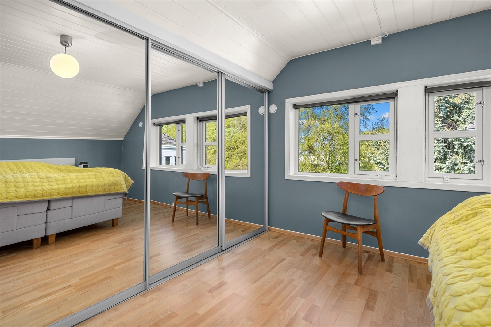 Skyvedørsgarderobe medfølger handelen. Galleribilde