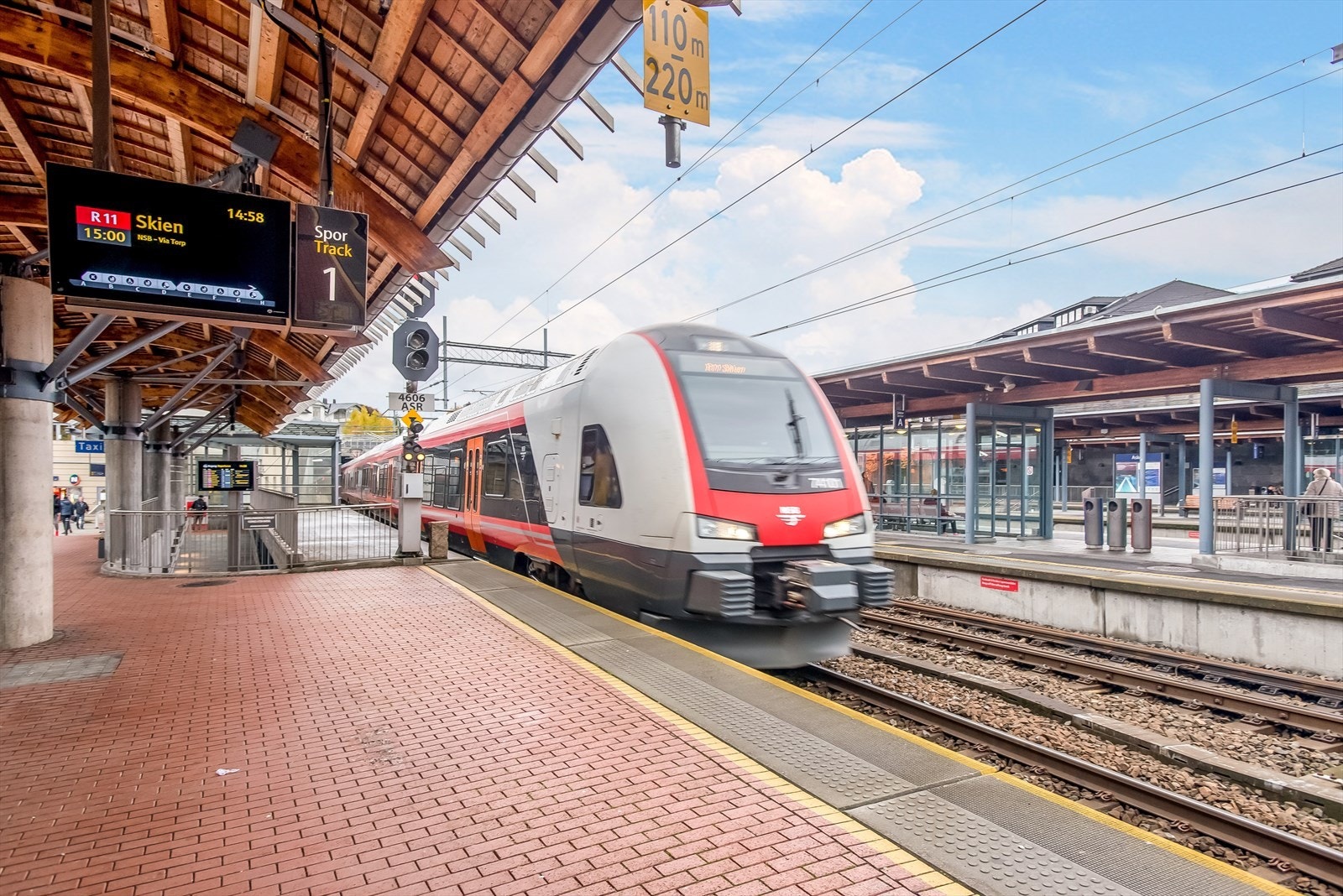 Kort gangavstand til Hvalstad togstasjon med hyppige avganger retning Oslo og Asker. (Bilde fra Asker Stasjon) Galleribilde