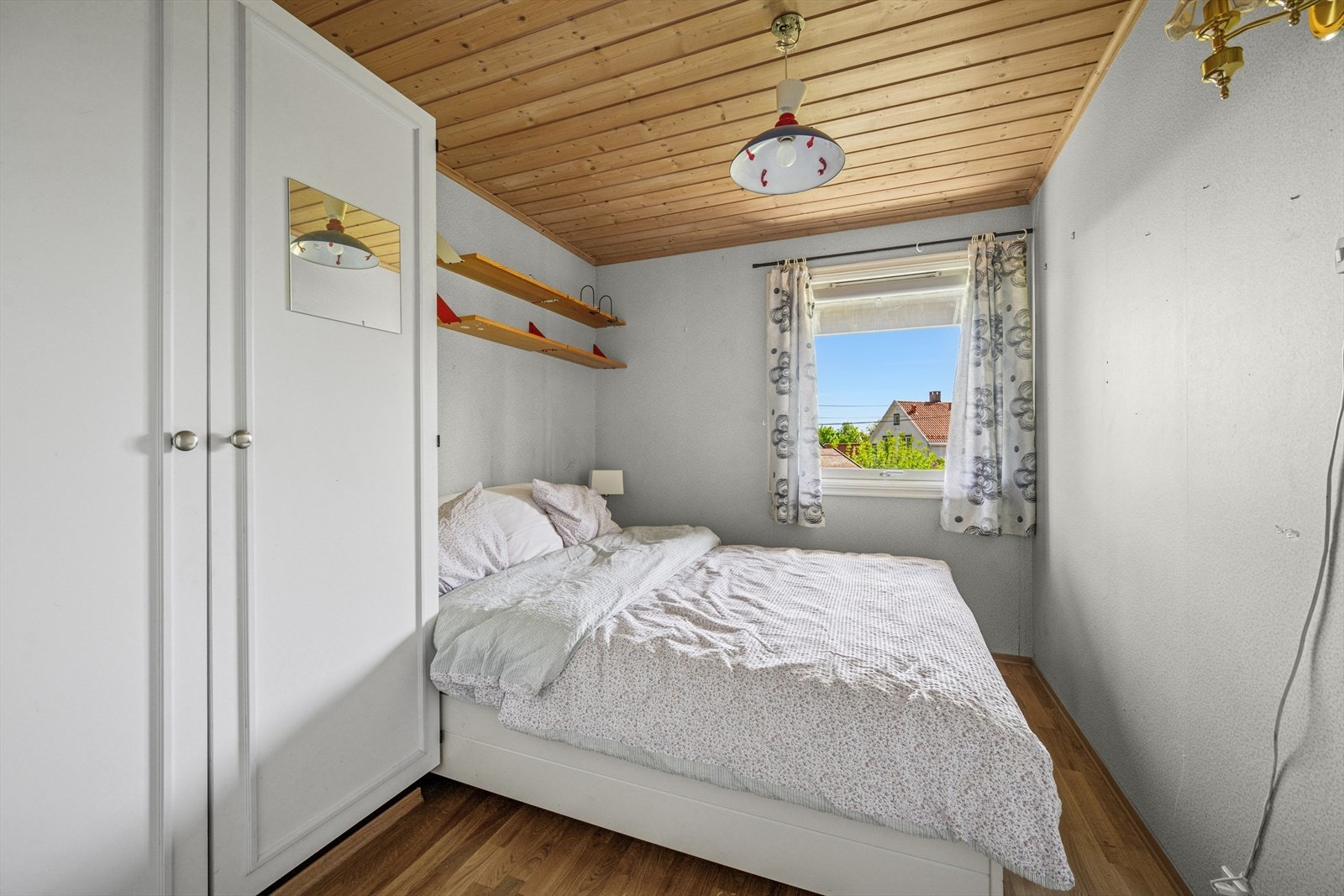 Siste soverommet nede med god plass til garderobe. Galleribilde