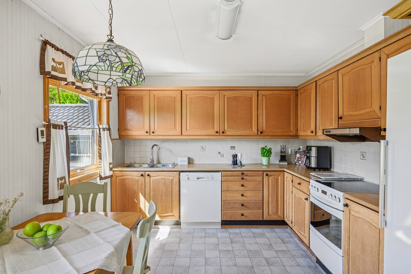 Kjøkkenet har en klassisk innredning med profilerte fronter og god skap- og benkeplass. Galleribilde