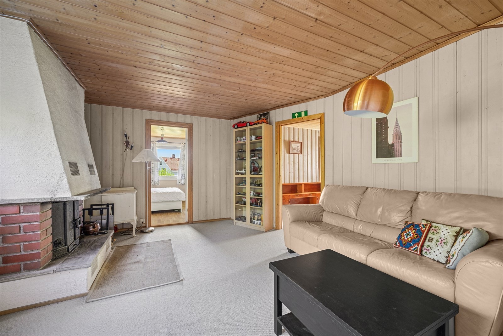 Stuen fungerer perfekt som en ekstra oppholdssone - her kan de minste leke og utforske, mens de voksne nyter en stille kopp kaffe i hovedstuen. Galleribilde