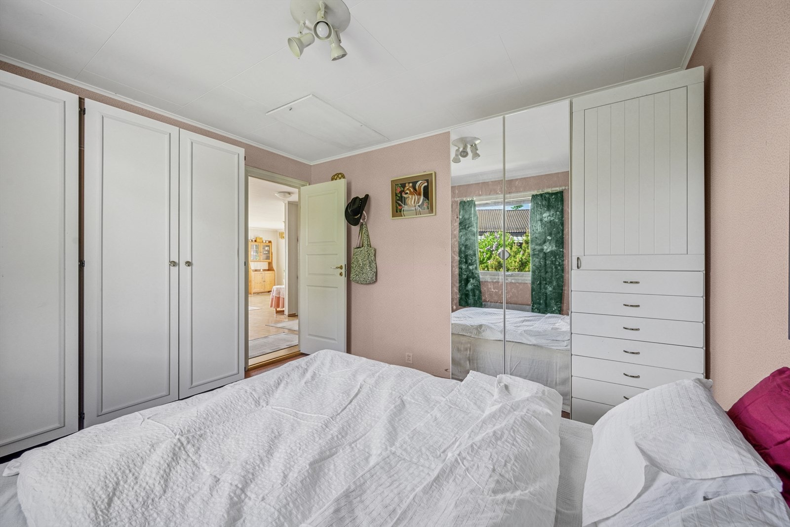 Hovedsoverommet er romslig og har plass til dobbeltseng, nattbord og garderobeløsning med skap. Galleribilde