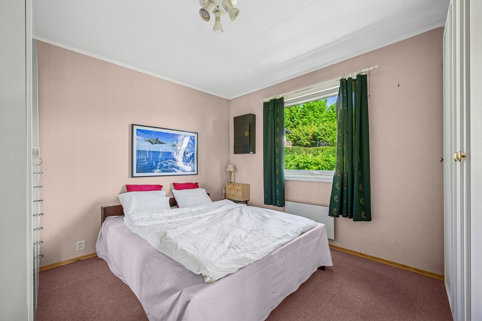 Boligen byr på fire gode soverom hvorav tre av dem ligger i u. etasje og ett i 1. etasje. Galleribilde