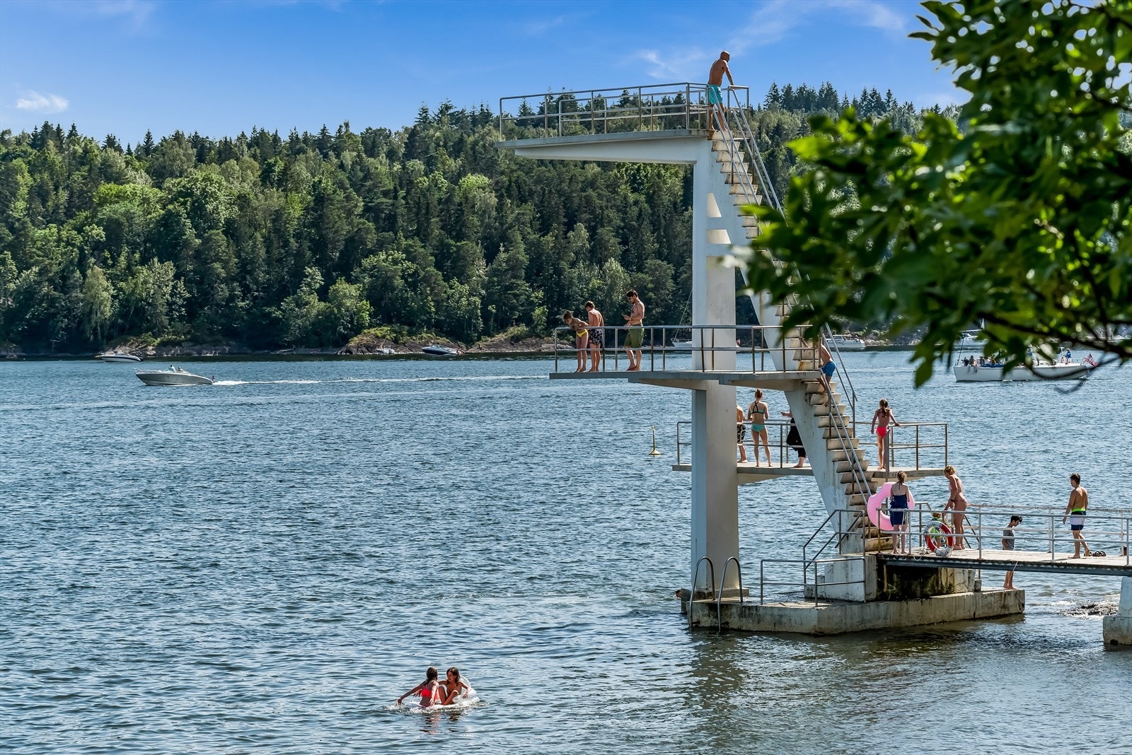 Hvalstrand er en av Askers mest populære badeplasser, kjent for sin innbydende sandstrand, store gressarealer og det ikoniske stupetårnet. Et yndet utfartssted siden åpningen i 1934 og tilbyr fasiliteter som tråbåter, toaletter og kiosk. Galleribilde