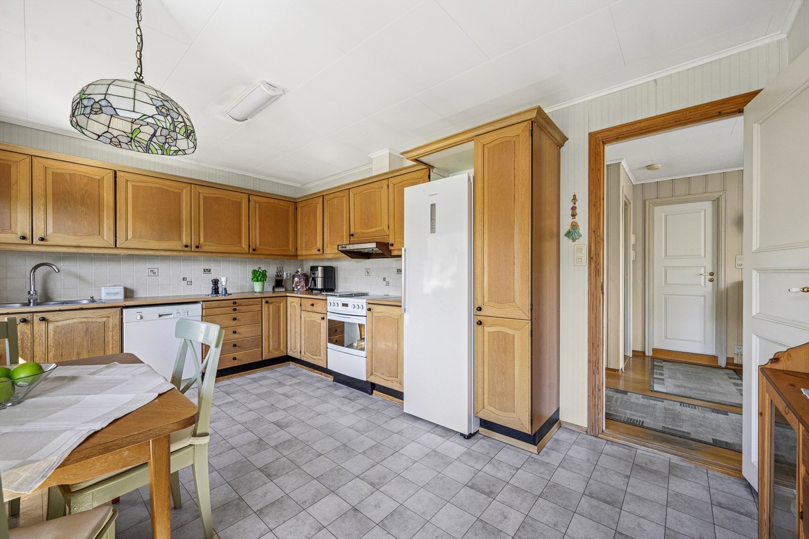 Kjøkkenet har en klassisk innredning med profilerte fronter og god skap- og benkeplass. Galleribilde