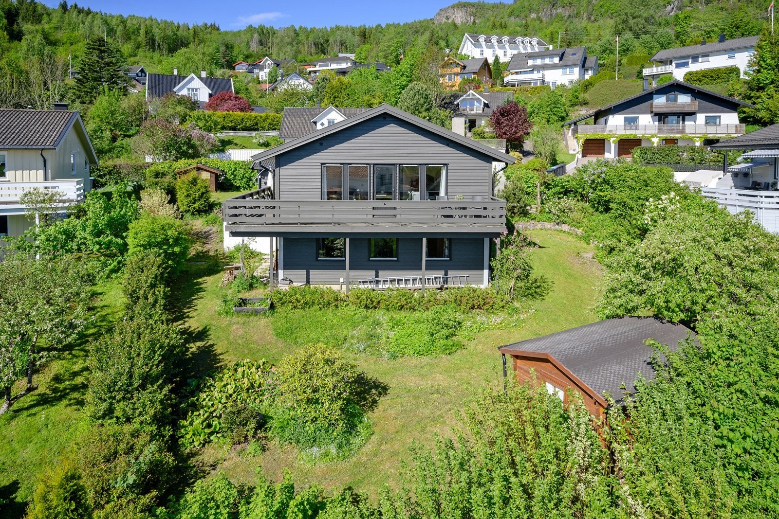 Innerst i blindvei bor man landlig og sentralt i attraktivt boligområdet. Galleribilde