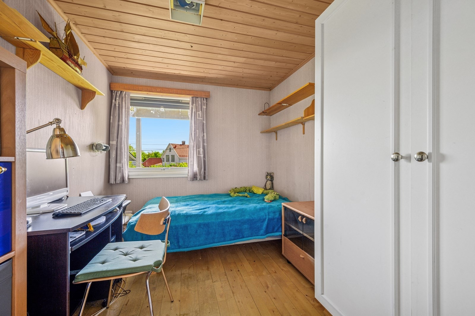 Soverom 2 i underetasjen. Har vær brukt litt til kontor. Galleribilde