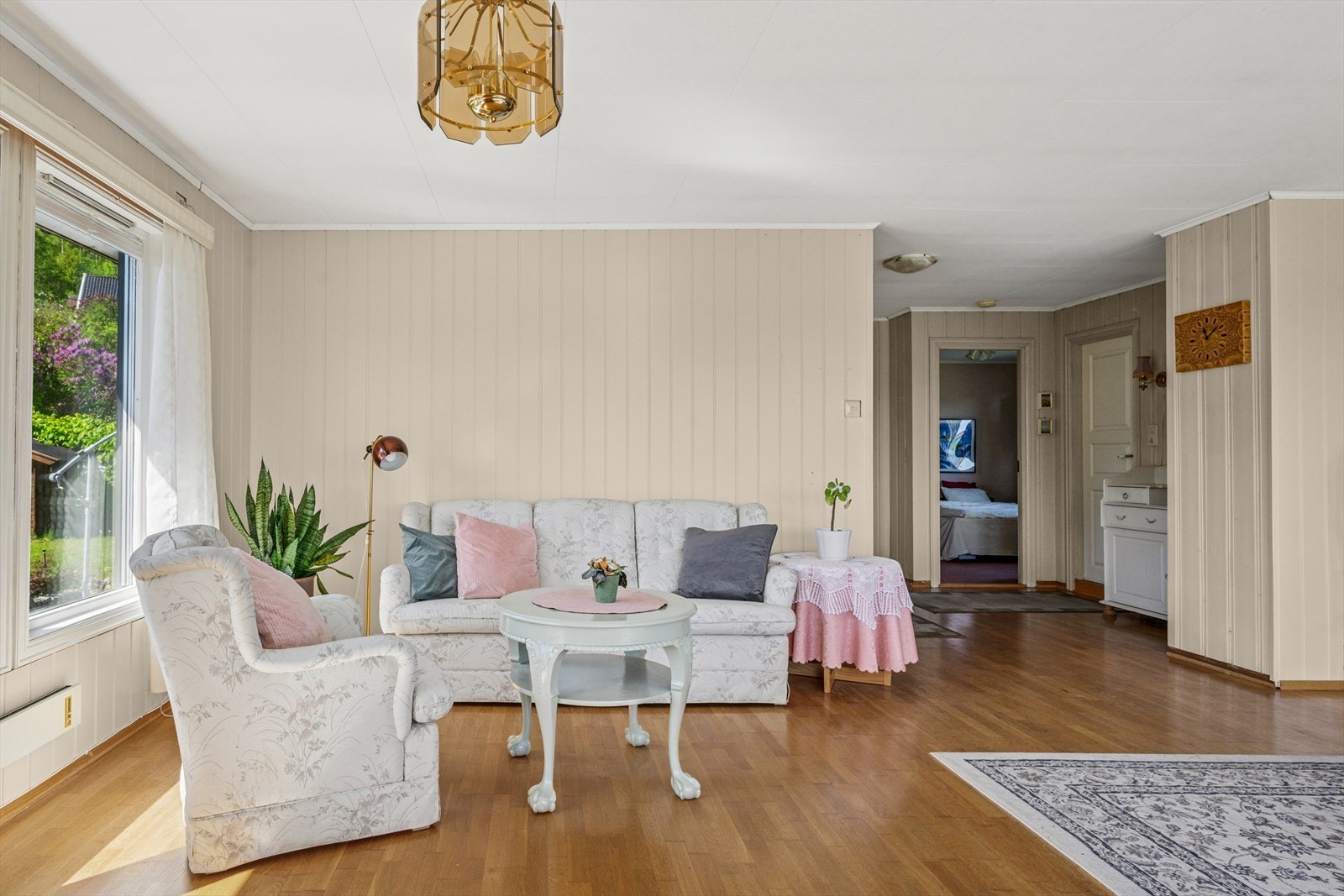 Stuen/spisestuen er et sosialt oppholdsrom og boligens naturlige samlingspunkt. Galleribilde