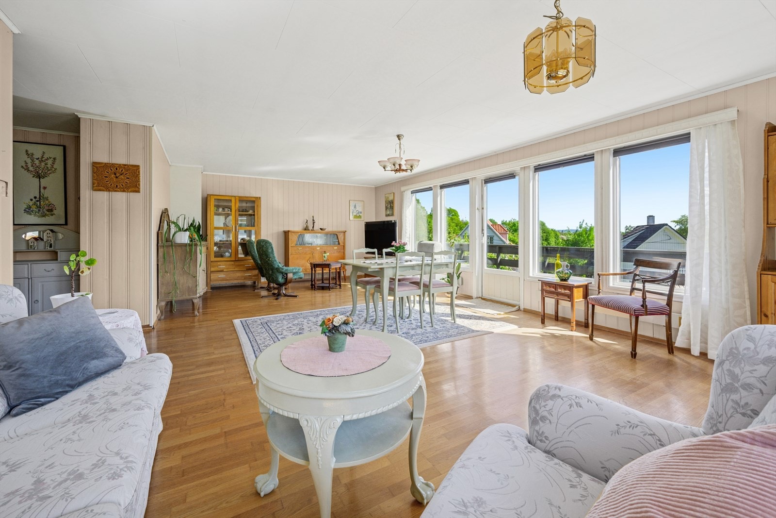 Romslig stue med flere soner. Godt med lysinnslipp med store vindusflater. Galleribilde