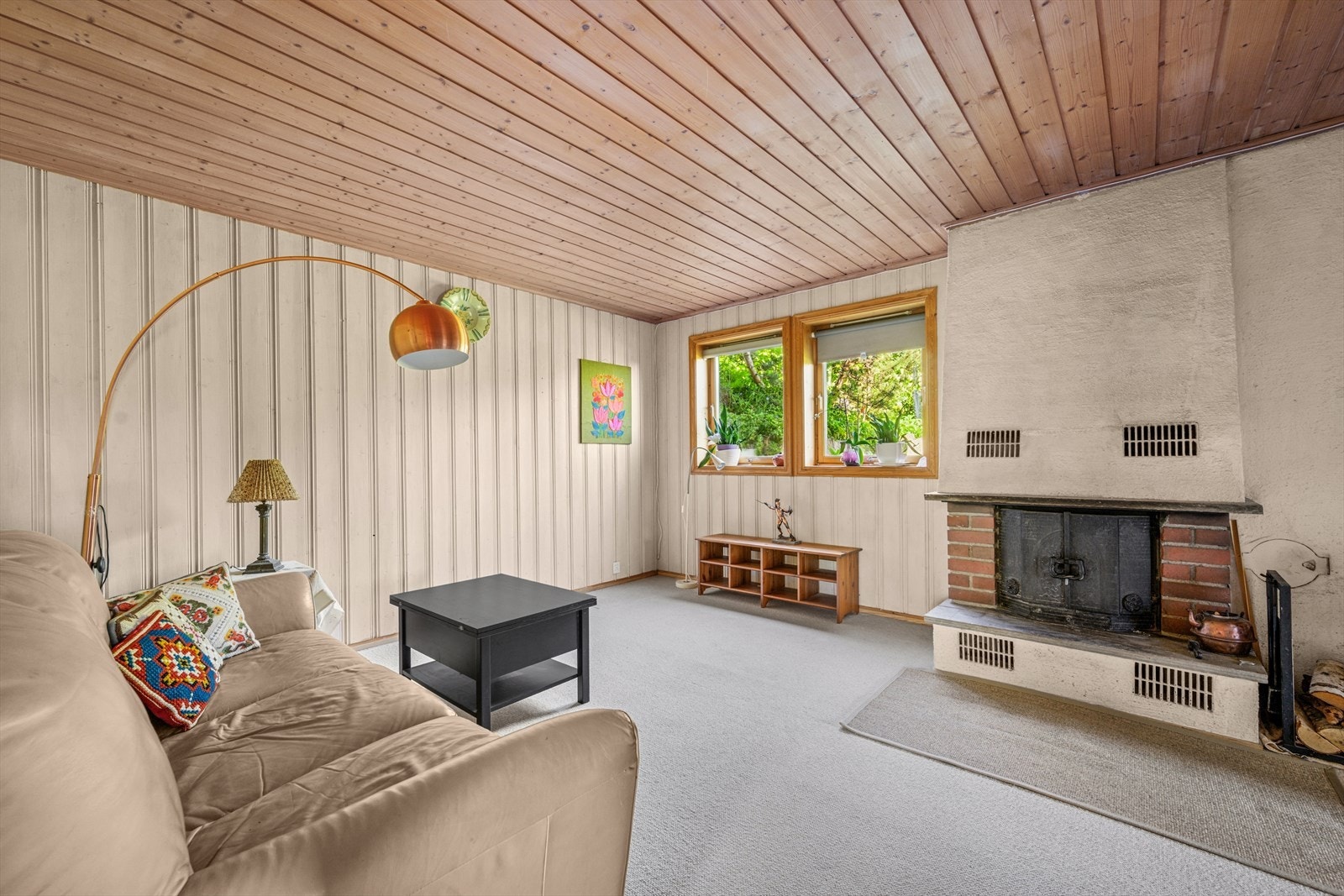 Boliger har flere gode kvaliteter som to gode stuer, innerst i blindvei, enkel adkomst og mye lagring. Galleribilde