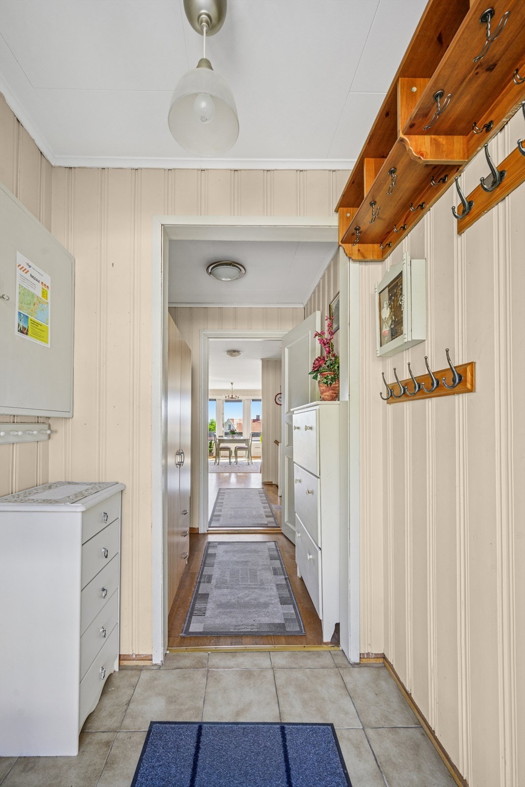 Inngangspartiet har plass både til sko og jakker. Galleribilde