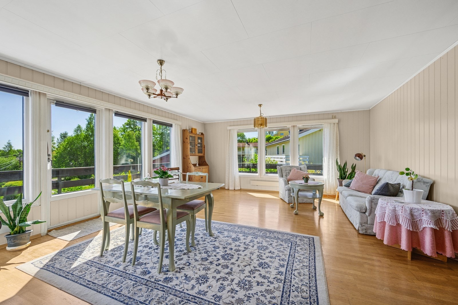 Boligen har utgang til en veranda på ca. 24 m² med adkomst fra stue. Galleribilde