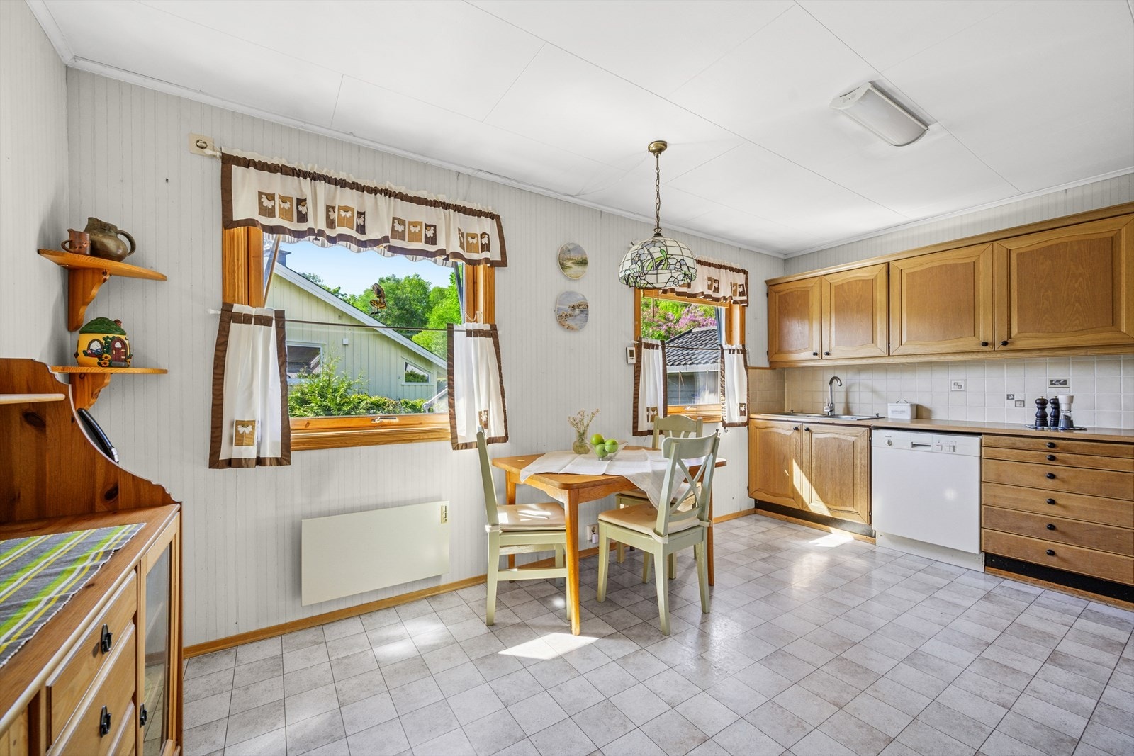 God spiseplass inne på kjøkkenet. Galleribilde