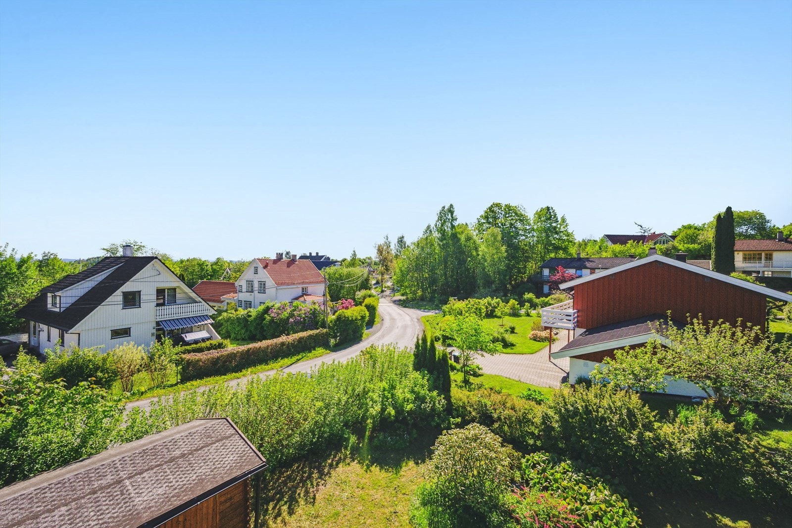 Boligen ligger innerst i en blindvei. Her er det rolig og sentralt. Galleribilde