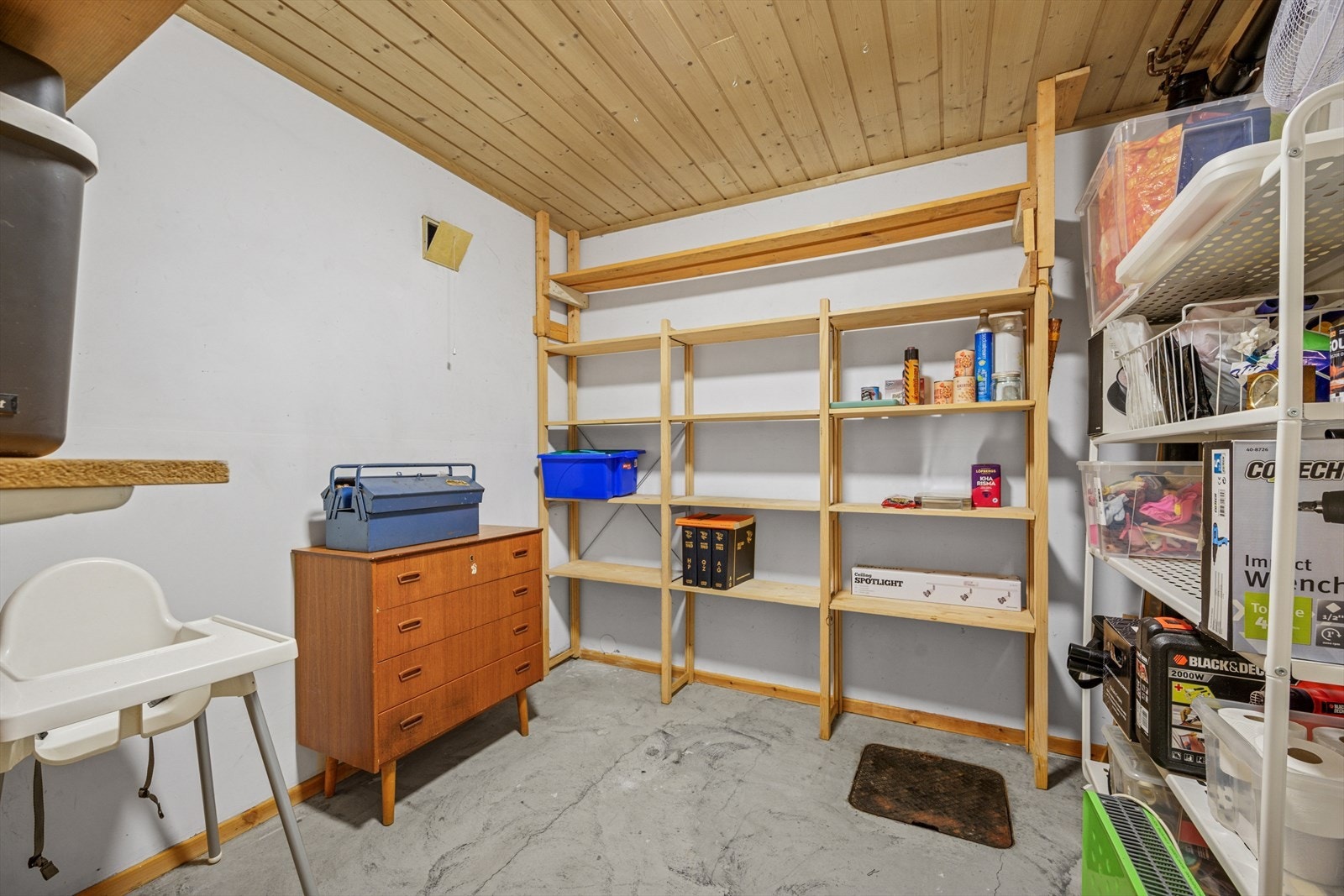 Det er godt med lageringsplass med bod i underetasjen og stort loft. Galleribilde