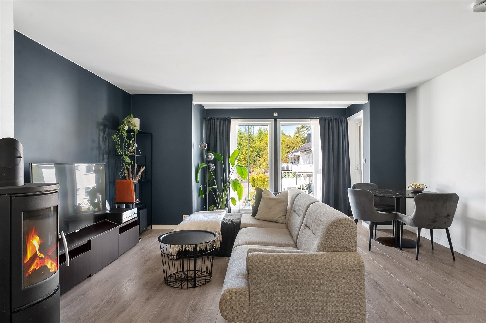 Sten har store vindusflater som gir et fint lys. I tillegg til ugt. til veranda. Galleribilde