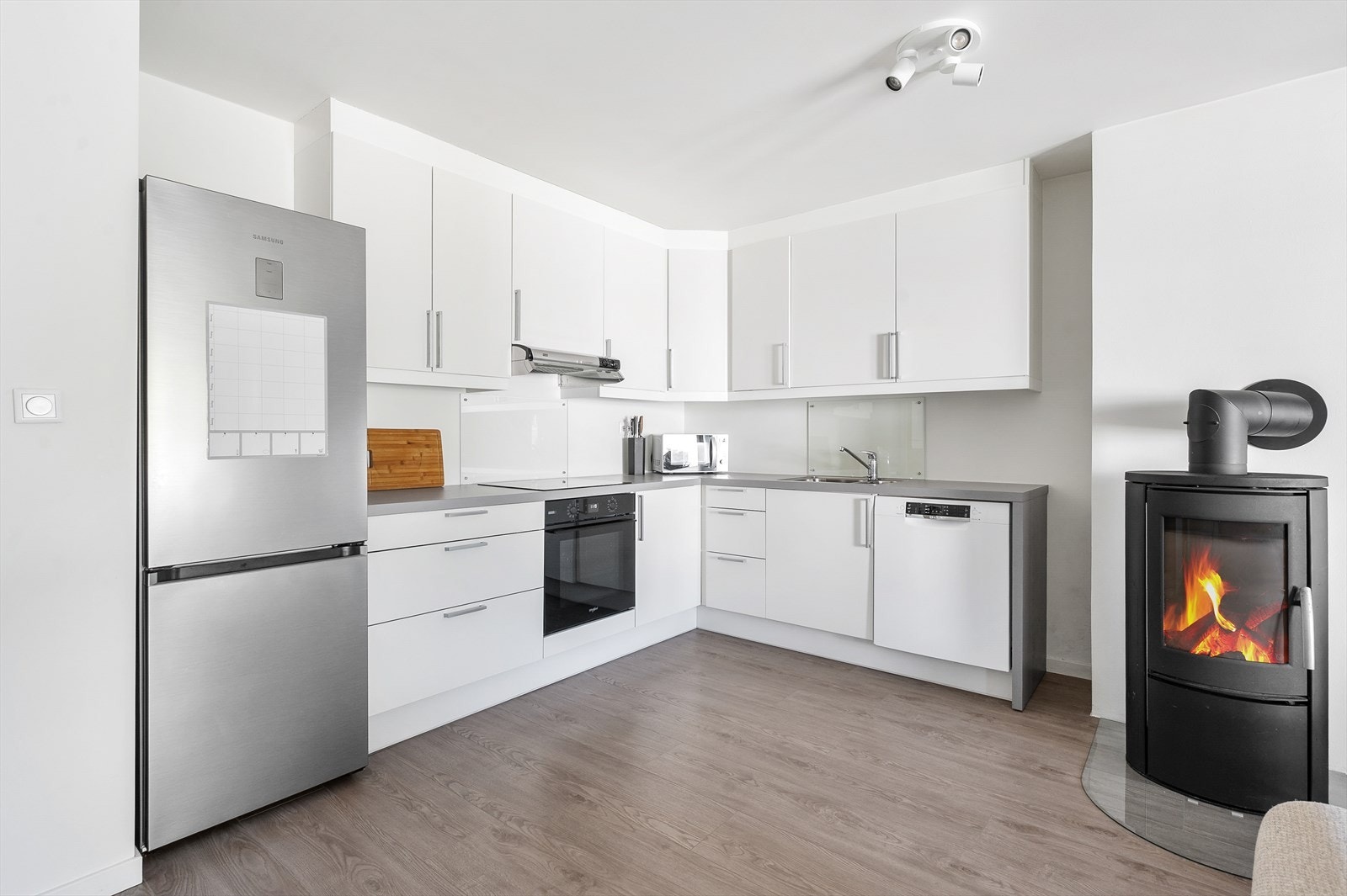 Kjøkken med hvite slette fronter. Galleribilde