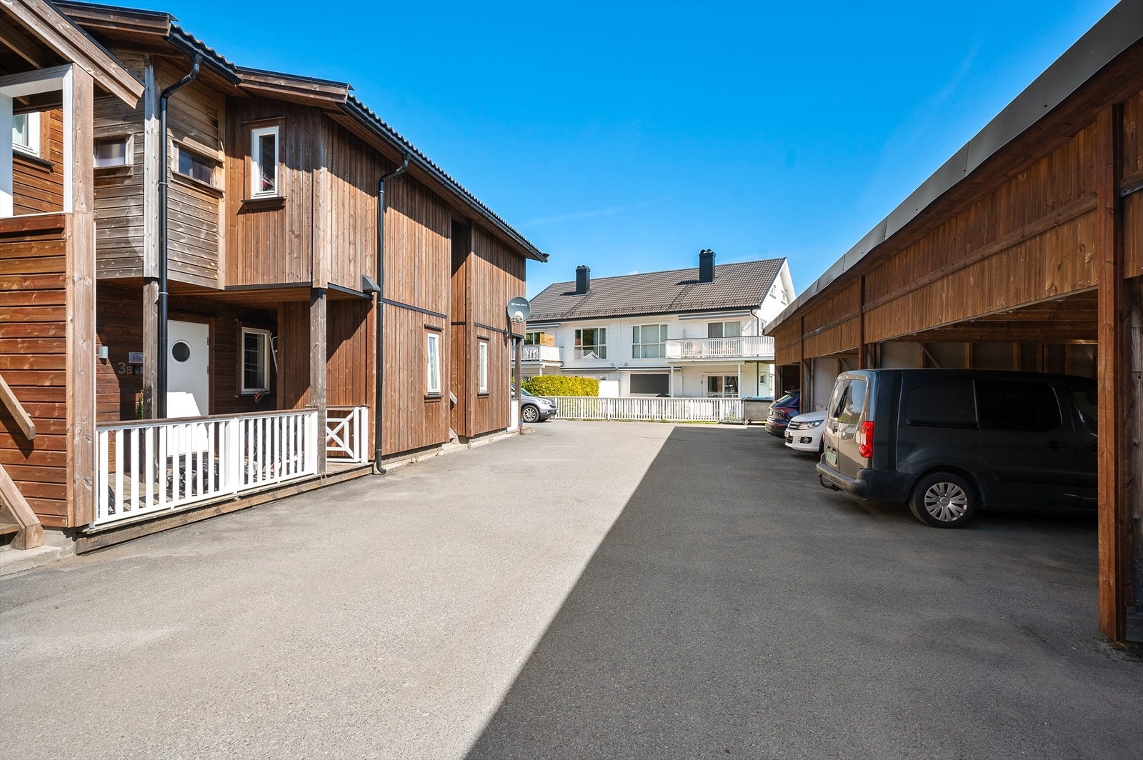 Medfølger parkering i carport. Galleribilde