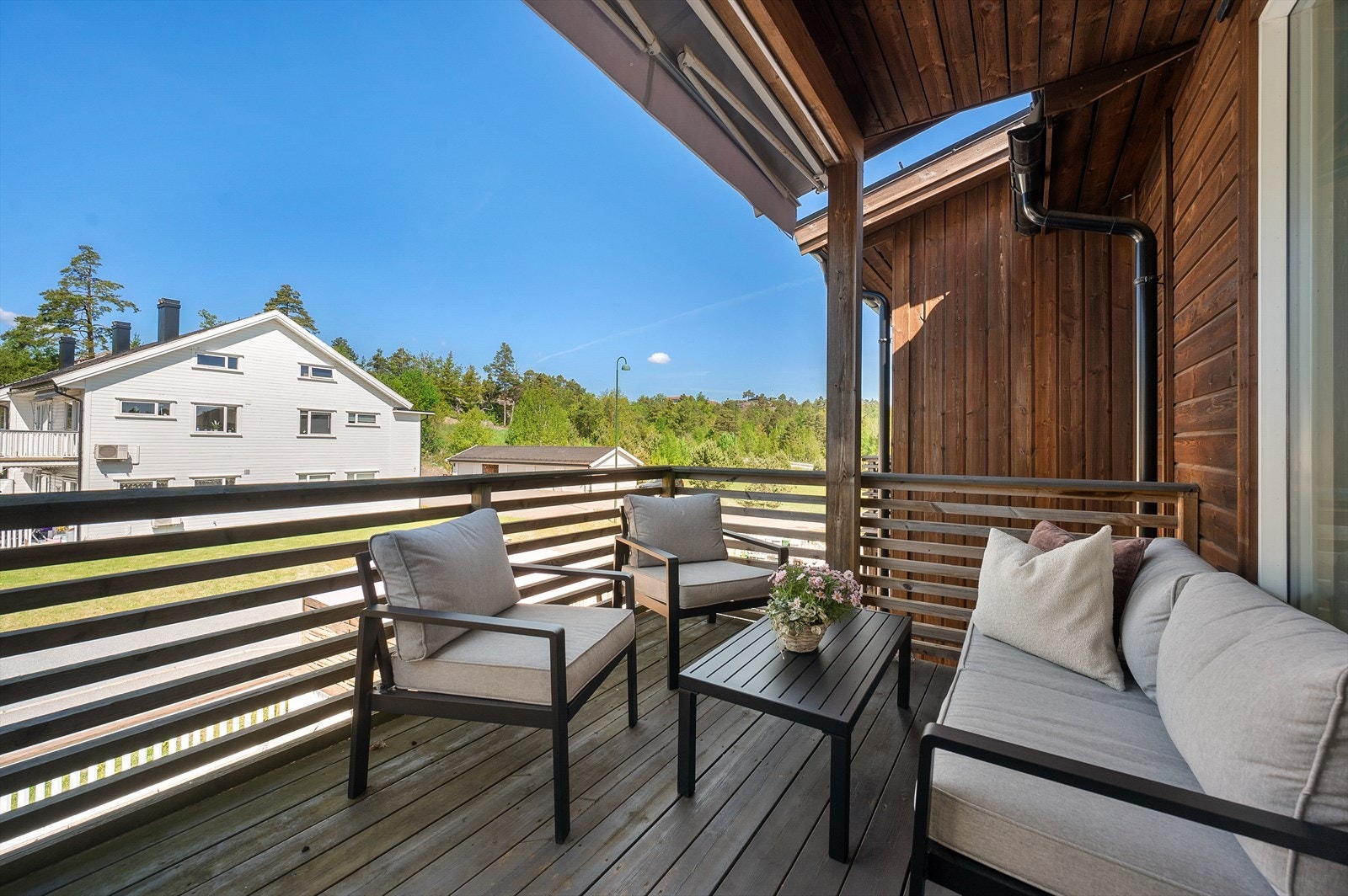 Solrik veranda. Galleribilde