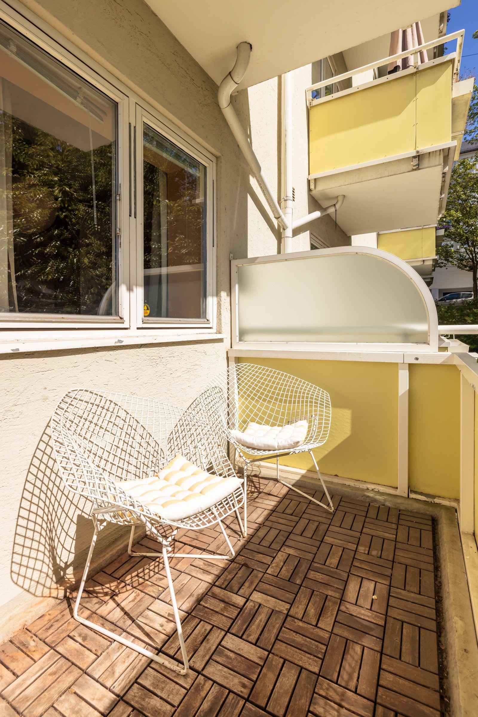 Balkongen er overbygget, har treheller på gulv og plass til en hyggelig sittegruppe. Galleribilde