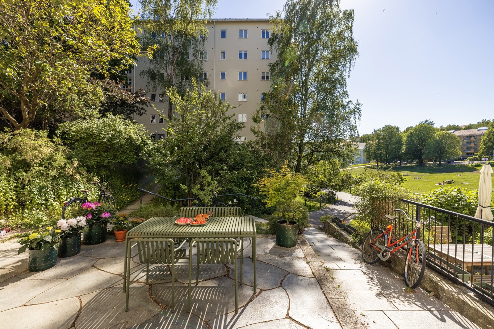 Steinbelagt uteplass med god plass til sittegruppe etter eget ønske og behov. Galleribilde