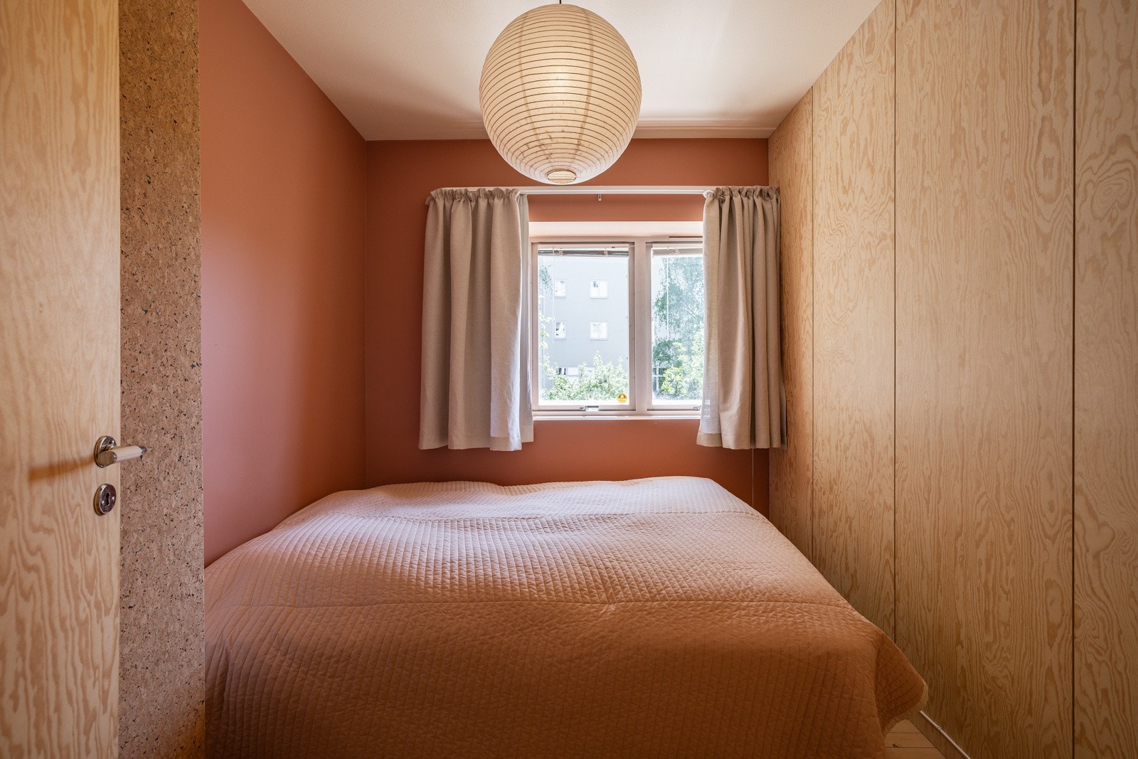 Det andre soverommet er i dag innredet som et hovedsoverom med dobbeltseng. Galleribilde