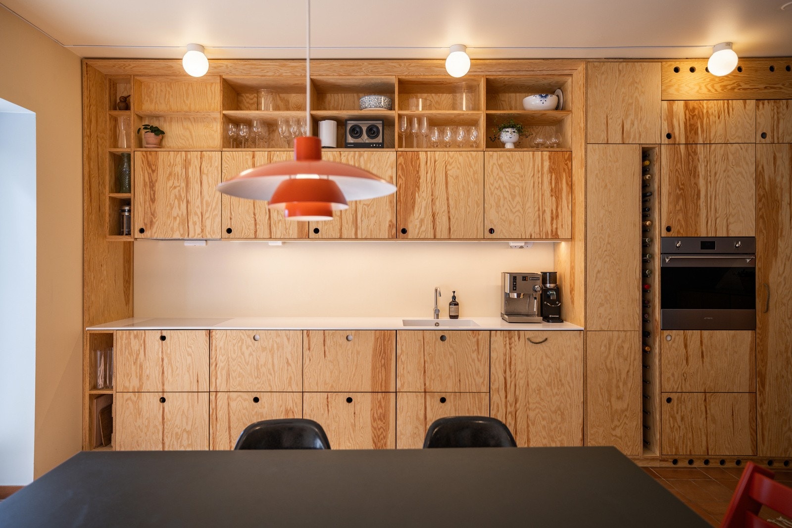 Arkitekttegnet og plassbygget kjøkken fra 2023 med god skap- og benkeplass. Galleribilde