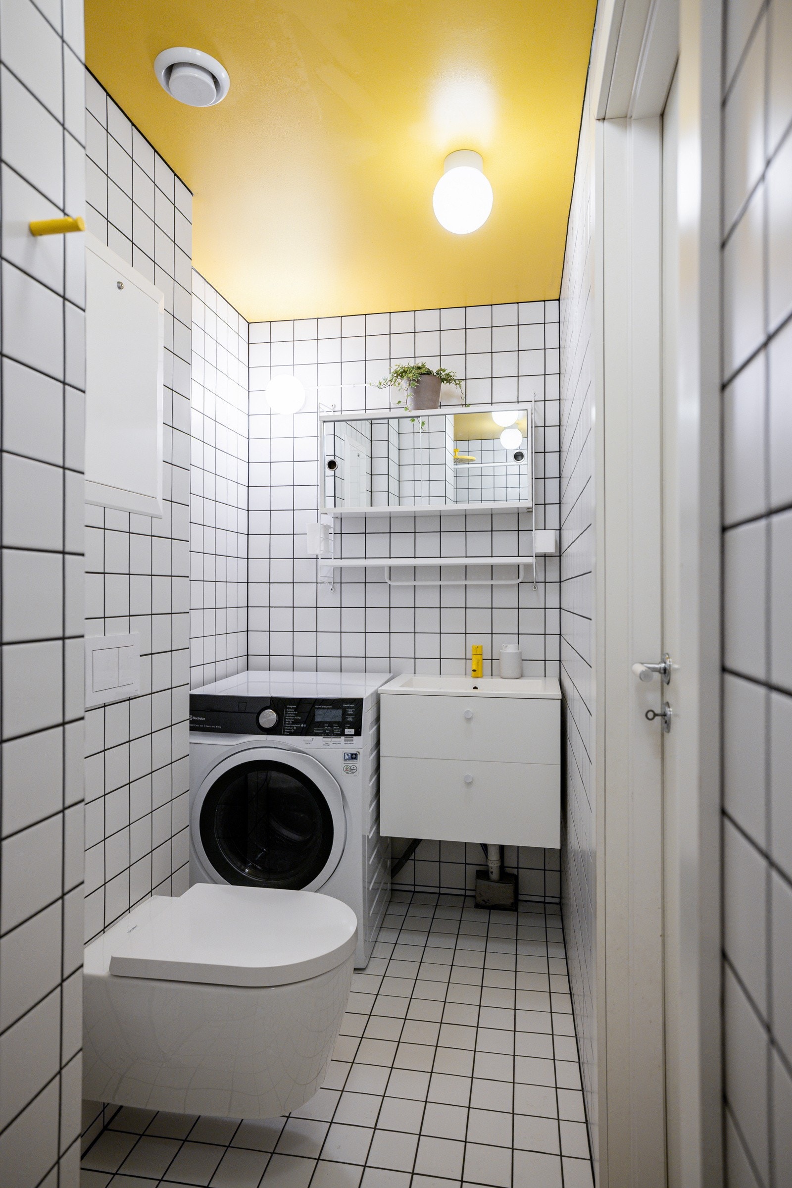 Leiligheten har et lyst flislagt baderom med gulvvarme som ble pusset opp i 2020. Moderne innredning med heldekkende servant, speilskap og hylle over. Galleribilde